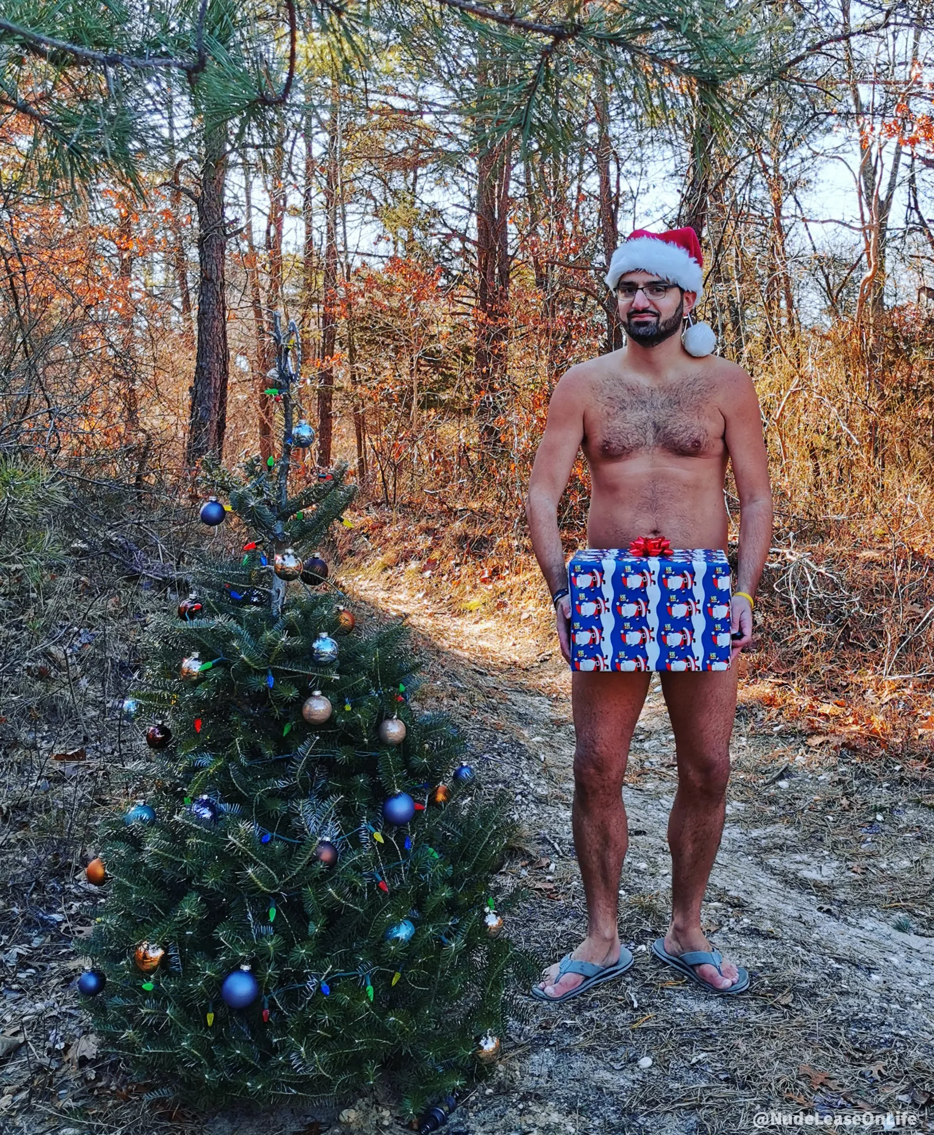 Found a decorated outdoor tree... Had a present for a friend and a Santa hat in my car... Couldn't help myself! 🤣 Merry Christmas to all who are celebrating today! 🎄 Hope the holiday season is treating everyone well. ❤️