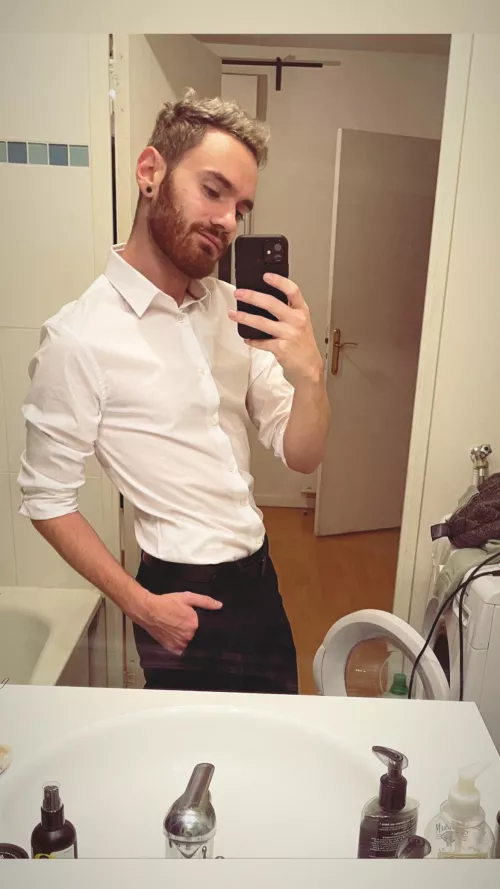 Going for the “Yes, Mom, I’m still gay” look, this Christmas 🎄