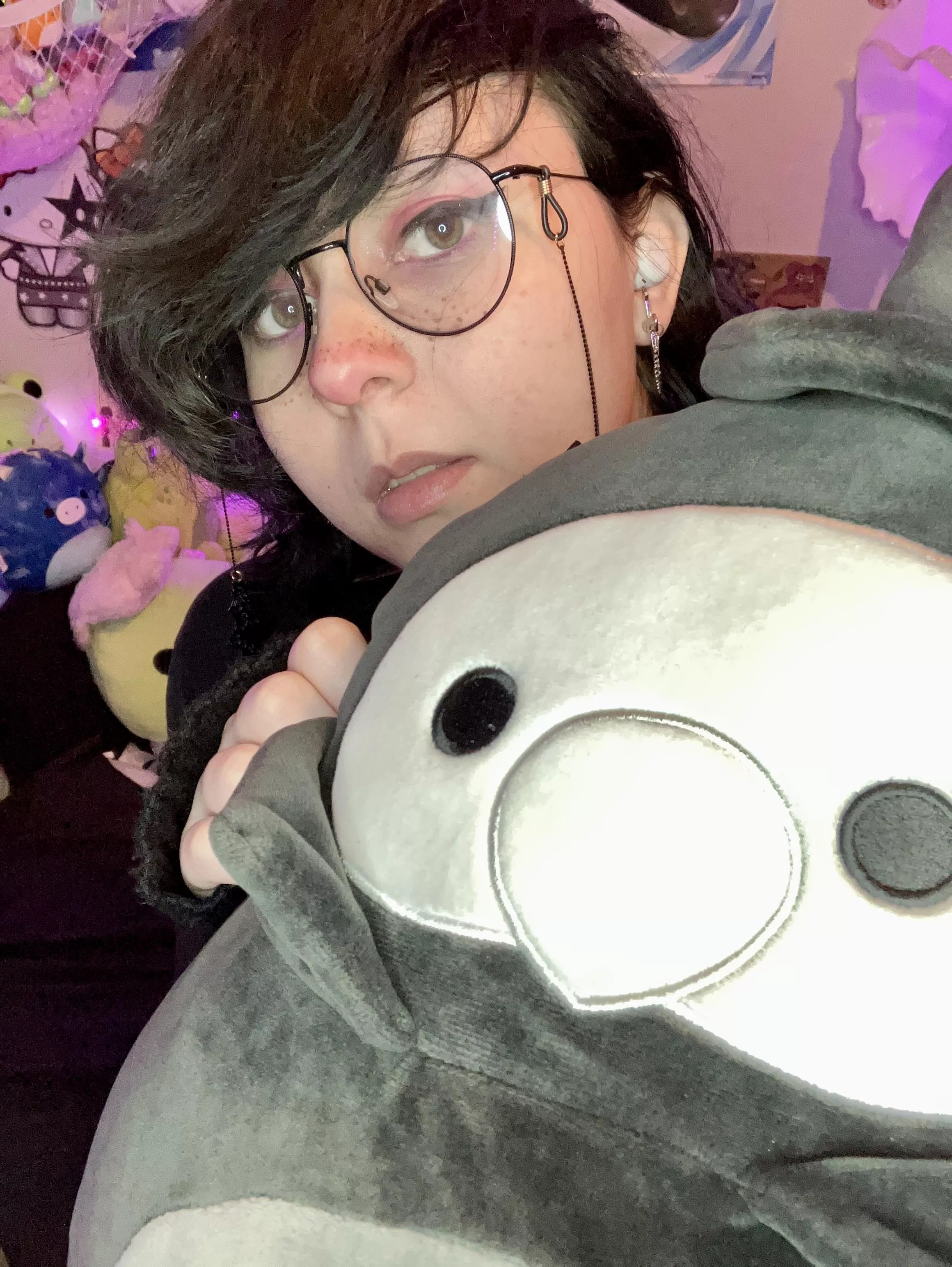 I got you a Christmas present it’s a plague birb. He will keep you healthy during the new yet.