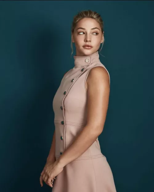 Madelyn Cline got me all horny since I watched that new knives out movie. Please make me explode for her