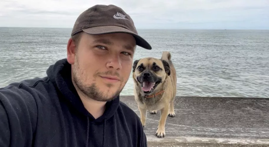 Merry Christmas from me and my best friend! Hmu if you wanna chat x