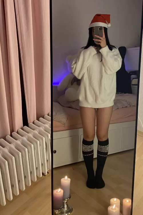 Santas keep kidnapping me, stop wishing for ur petite Asian 🙇🏻‍♀️