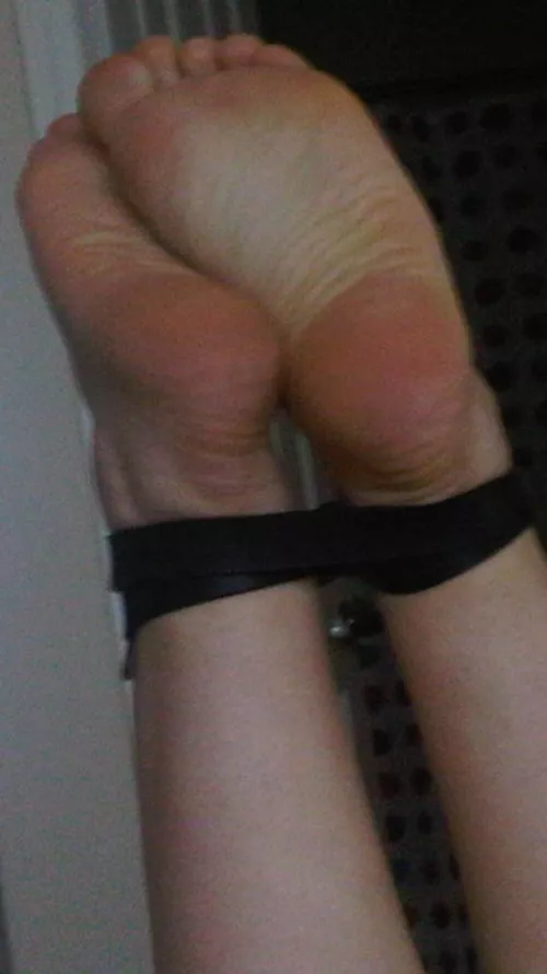 Self bondage on Christmas Eve! Enjoy my soles! 28F