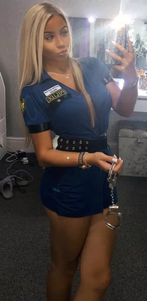 She can put me in cuffs🥵🥵