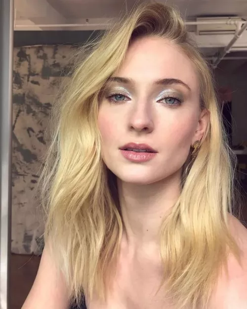 Sophie Turner is melting me so bad. I would love to goon on the edge for hours.