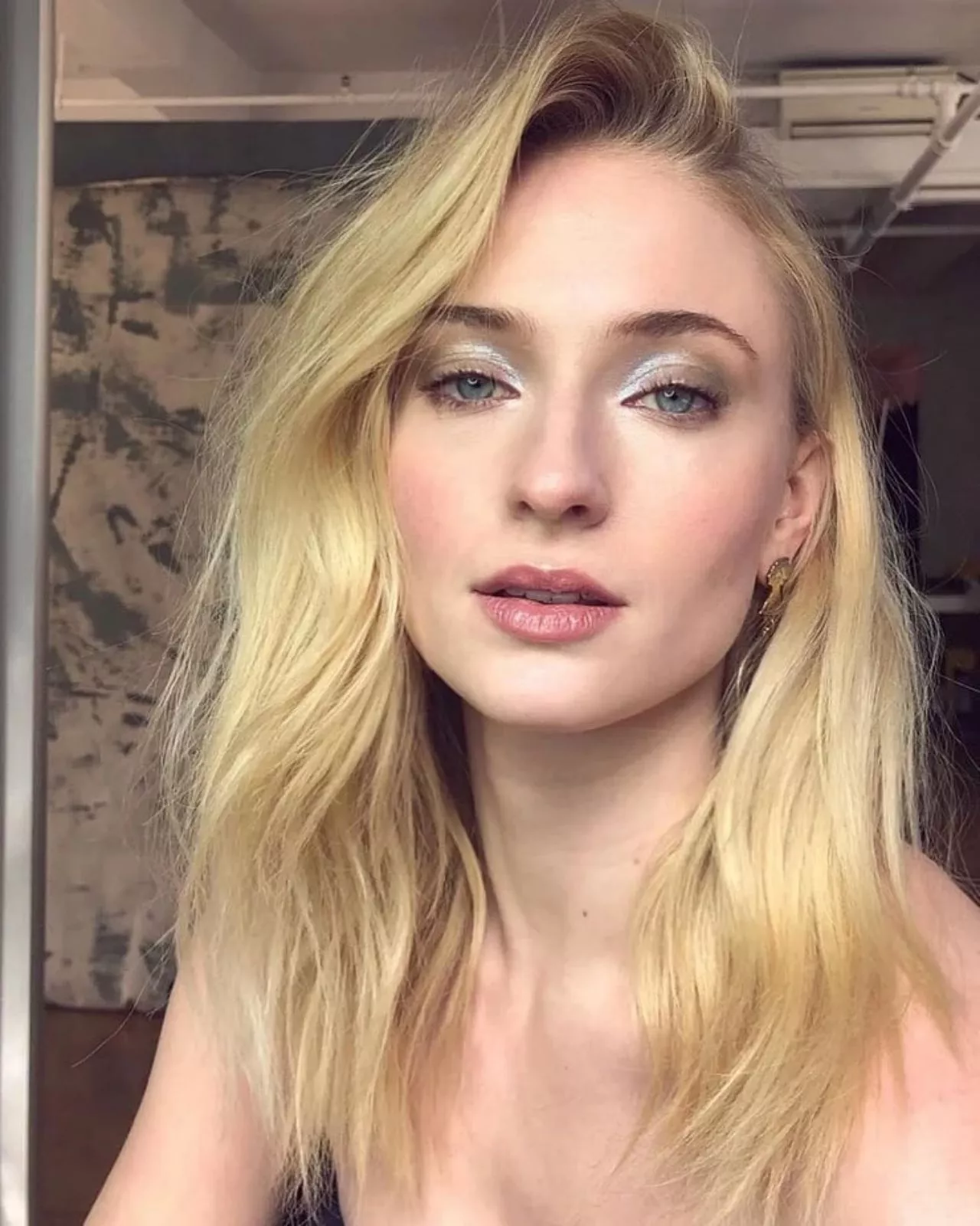 Sophie Turner is melting me so bad. I would love to goon on the edge for hours.