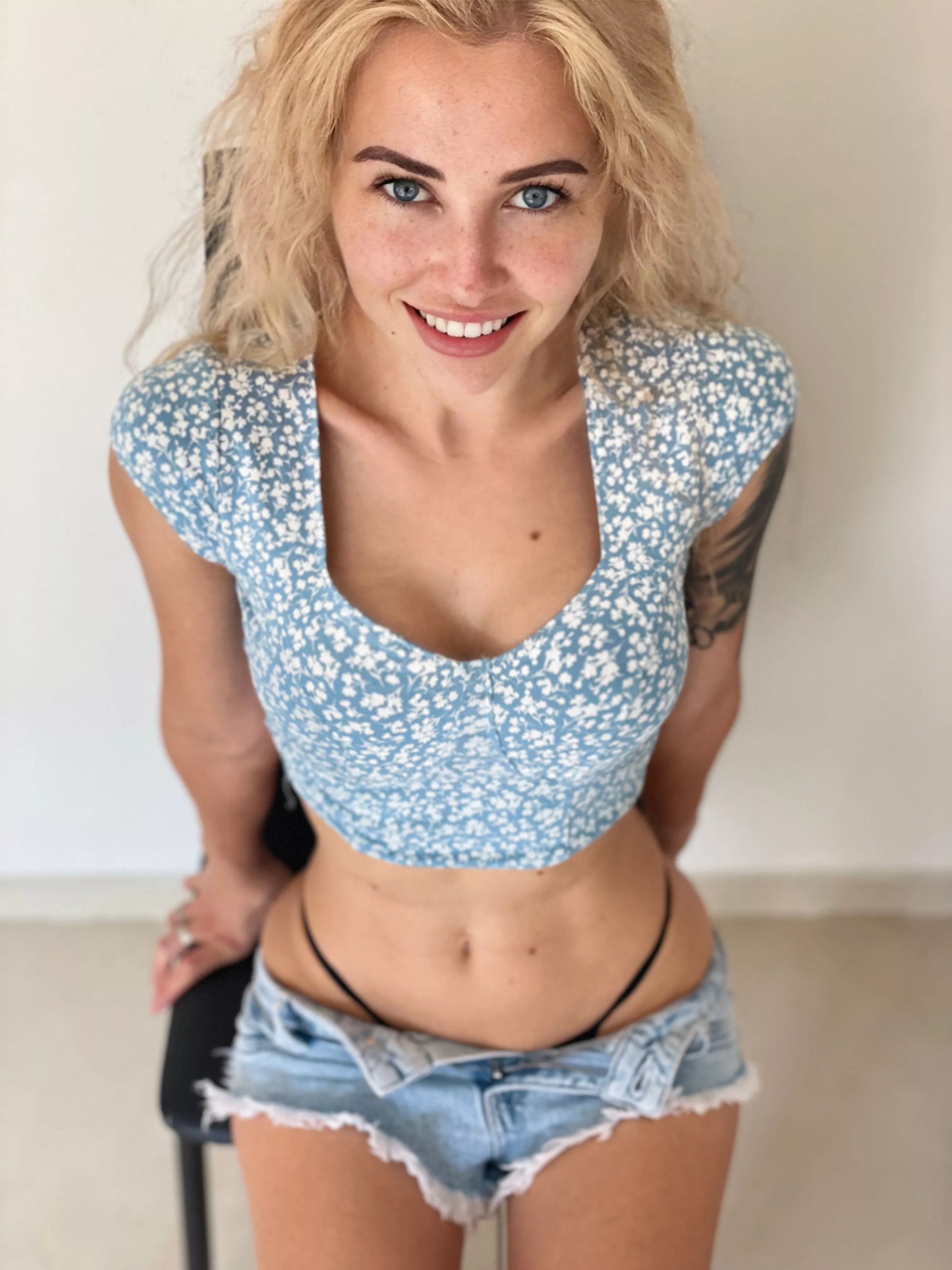 The purest pleasure is to shove it deeper into this little hole, it is very small