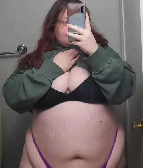 Thong barely hanging on 🥵