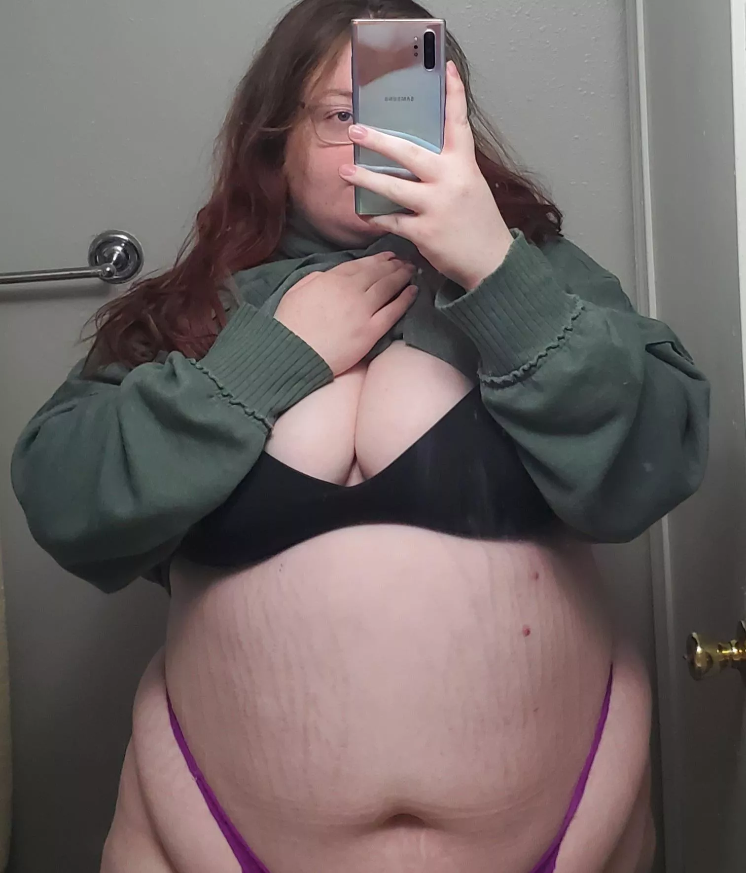 Thong barely hanging on 🥵