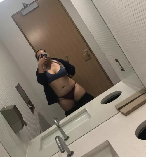 Tits and hips in public bathrooms 🙃