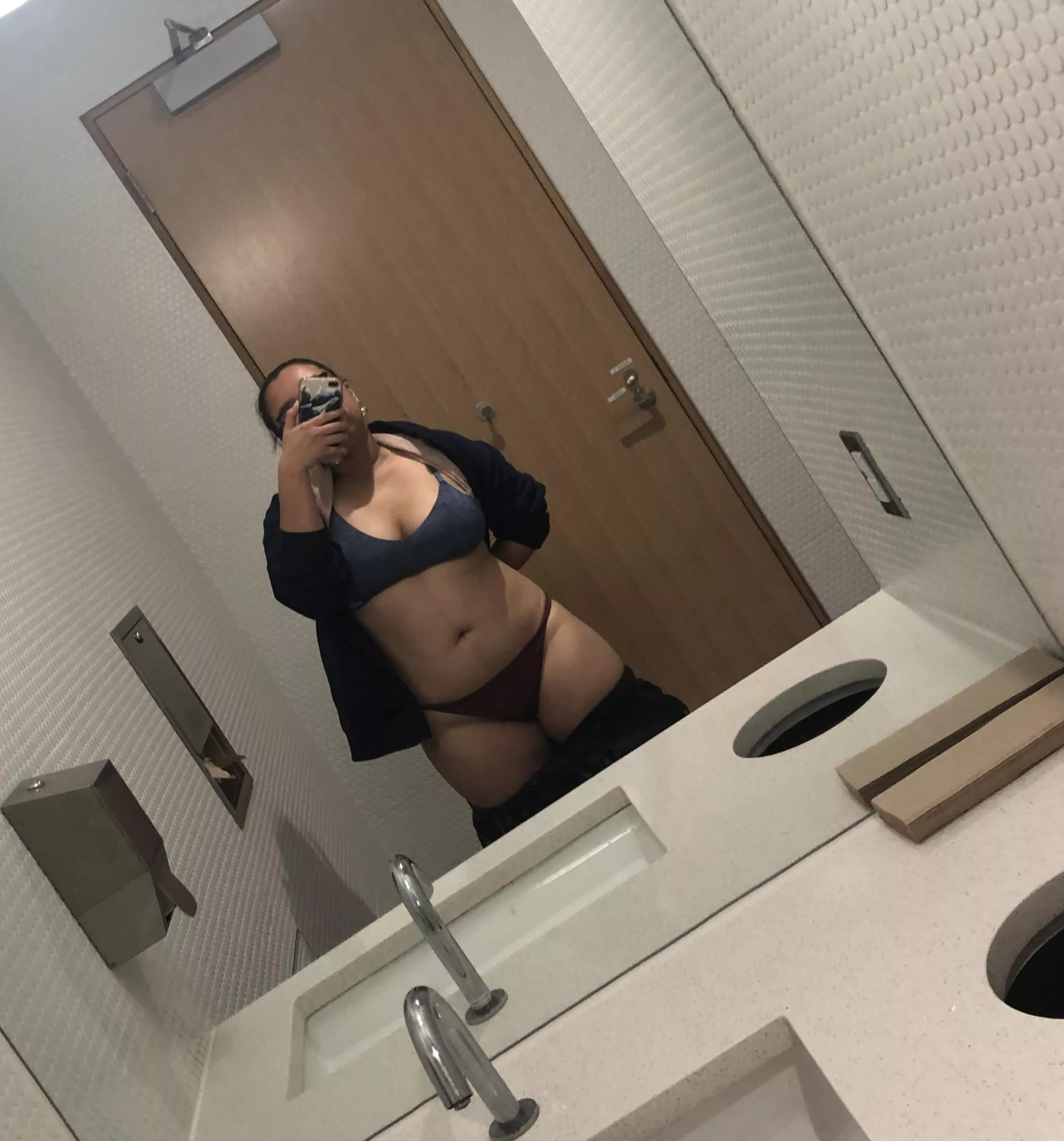 Tits and hips in public bathrooms 🙃