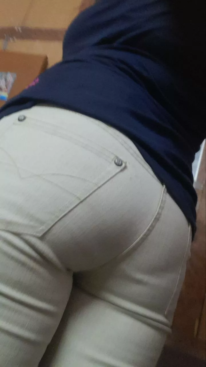 Who wants to see more of my girlfriend's juicy ass? 😏