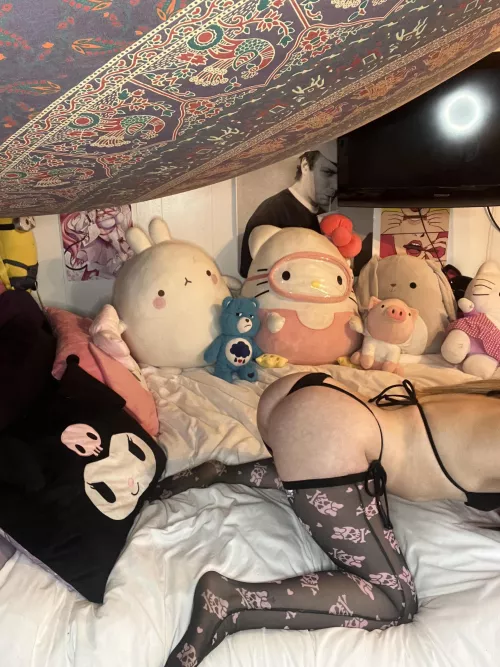 Your Christmas present awaits… 🥵🤶🏻🤶🏻🤶🏻