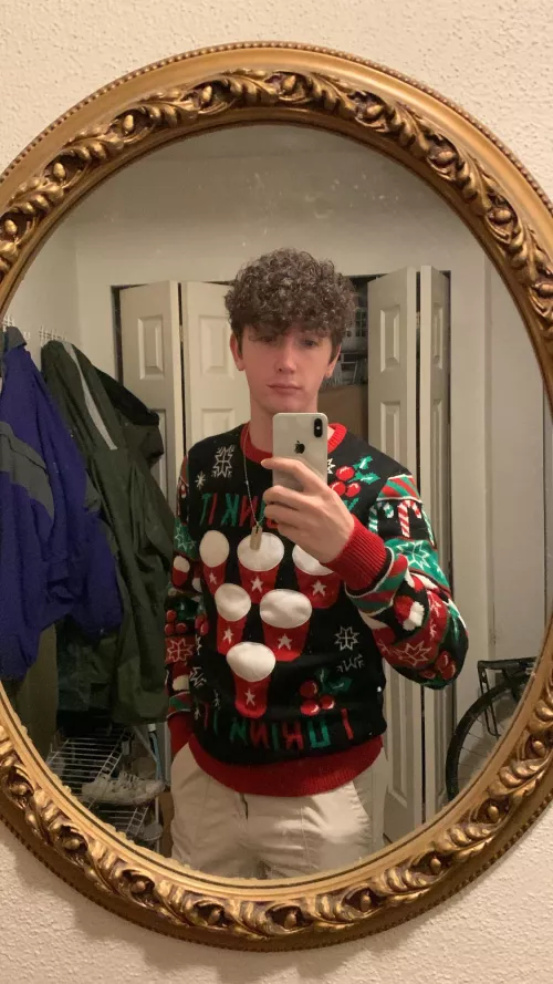 (19) Happy Christmas, growing up in foster care and not really having a family makes it hard to celebrate but I’m just vibing with my Xmas movies. What’s your favourite Christmas movie? Mine is the Polar Express 🎄🎅