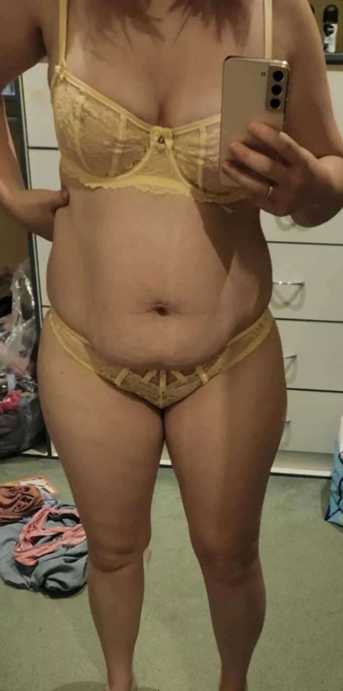 31 year old mum of 4. Am I worth trading for?