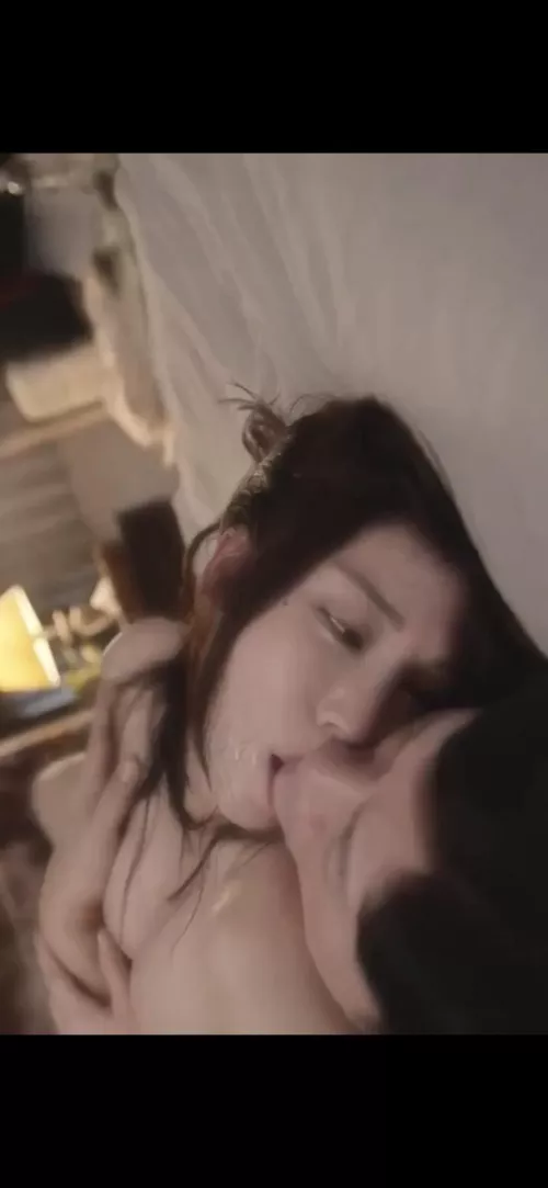 Anyone know her name . Many tks