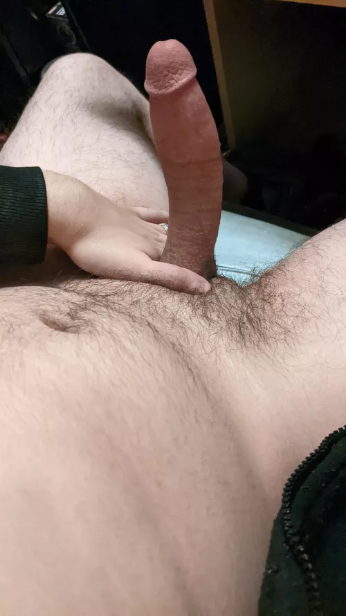 Anyone wanna get under my desk 😘❤️