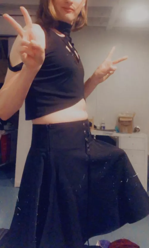 Could use some help, if only some brave soul would get under my skirt🖤