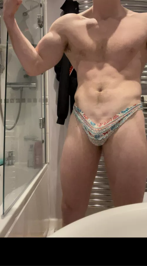 fresh home from a long gym sesh and now time to relax, open to DMs and shouldn’t bite;)