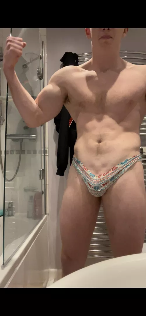 fresh home from a long gym sesh and now time to relax, open to DMs and shouldn’t bite;)