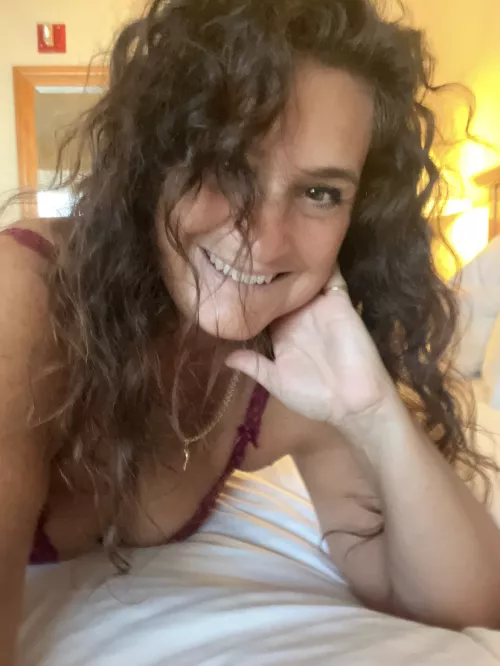 Good Morning! (52F) Do you think you can handle me? Italian hottie, experienced and ready! Link in Comments!!