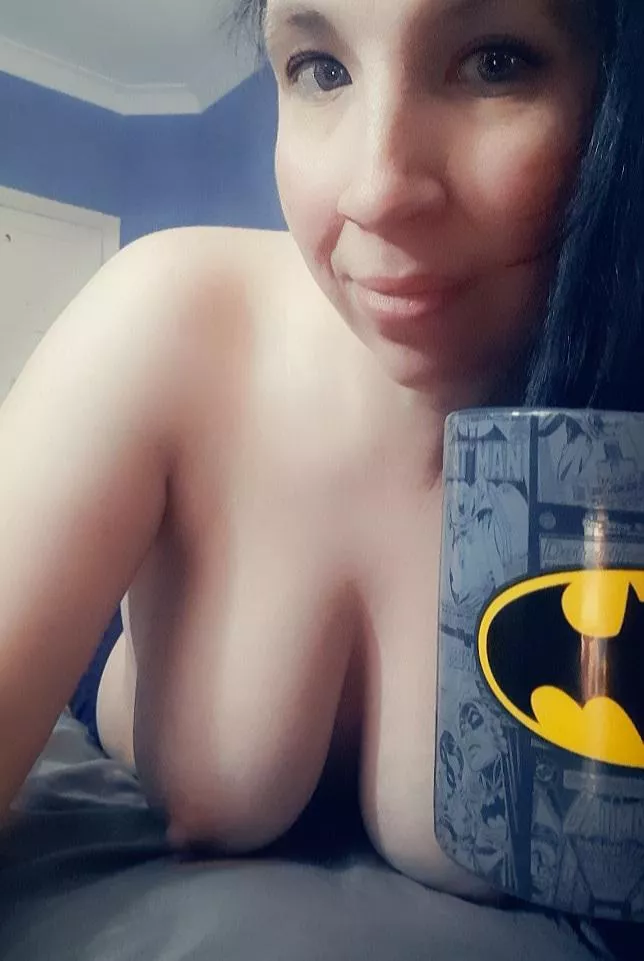 Good morning lovelies 😘 this is exactly where I plan to stay today. Care to join me?