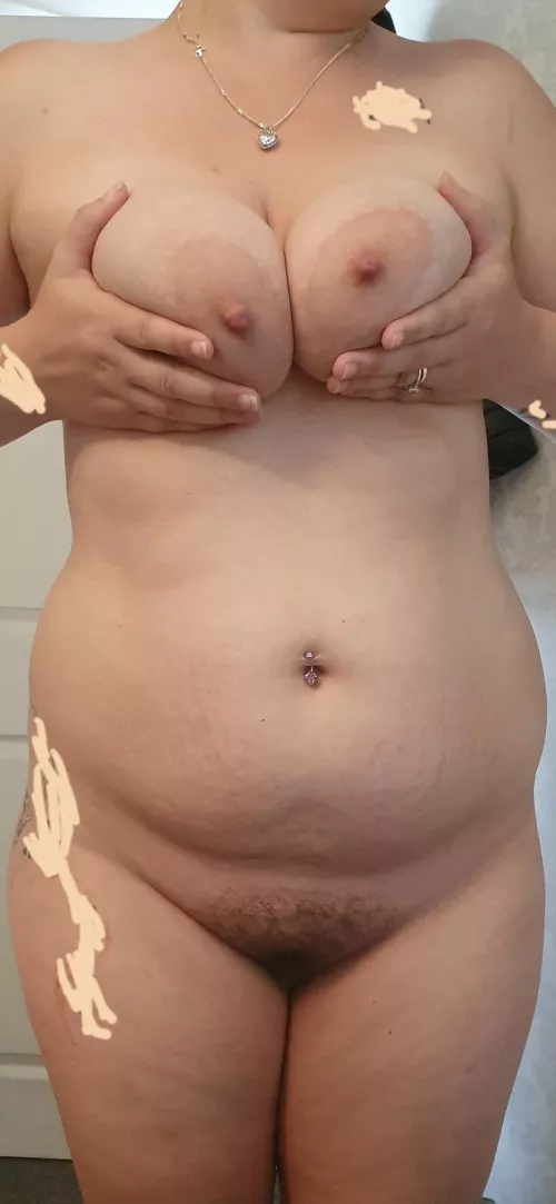 Gorgeous cupped milf titties and big nipples 🔥