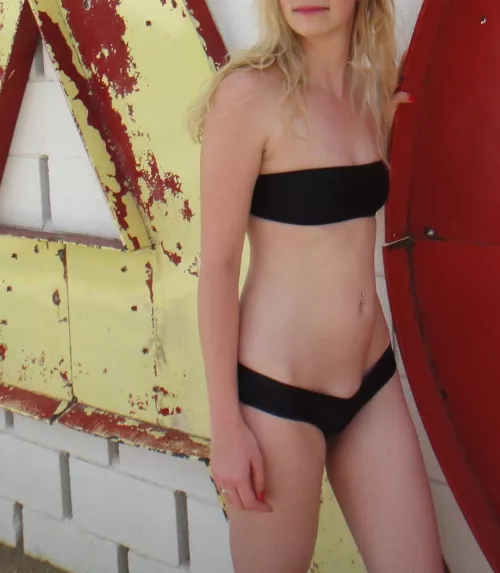 Her mound is simply too big for small bikinis 😇