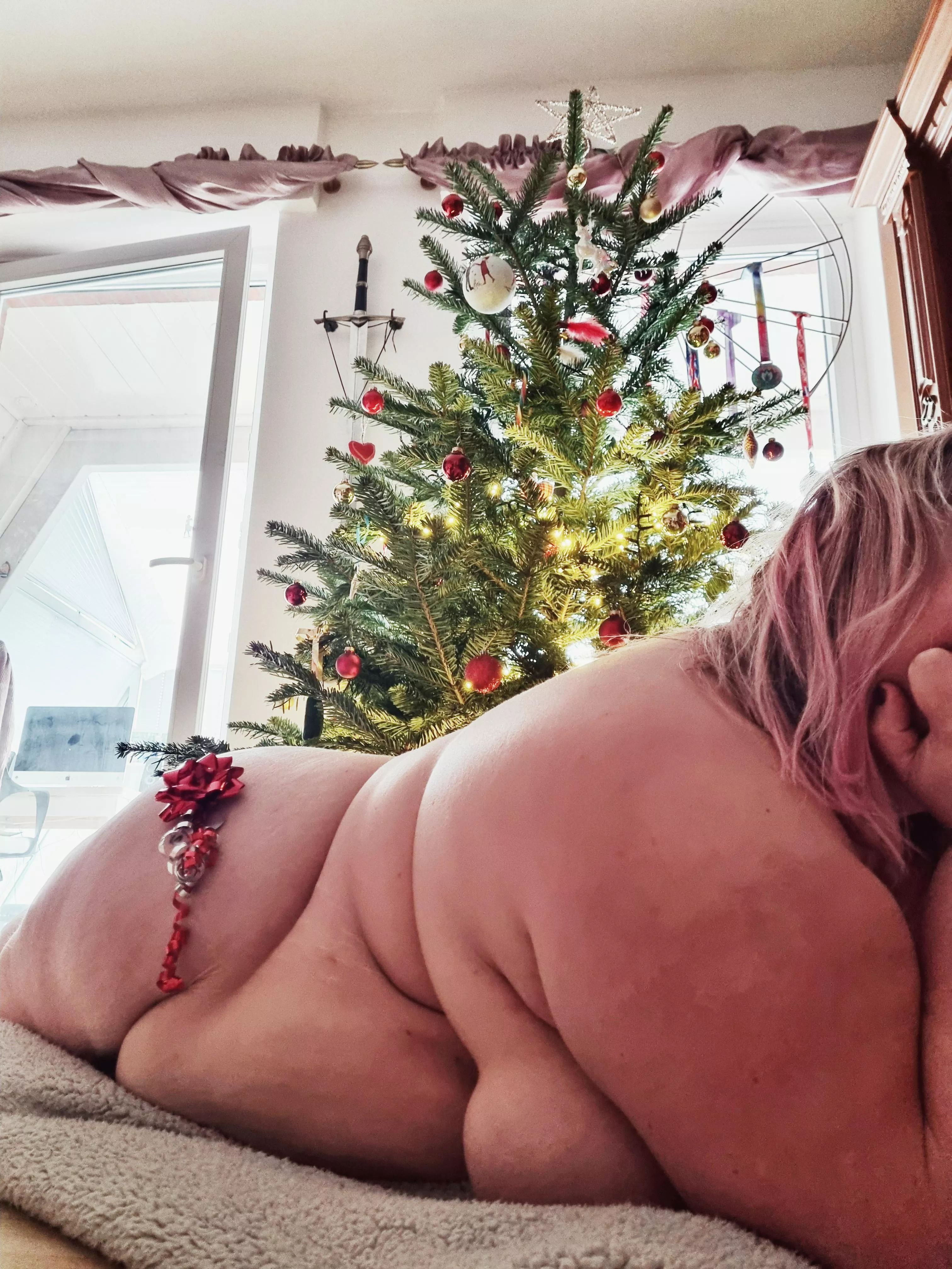 i can't imagine a hotter present under the Christmas tree 😍