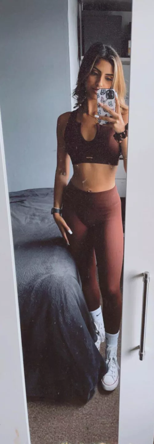 I know you guys think I'm hot lol but can you guys try and roast me I bet you simps can't 😆