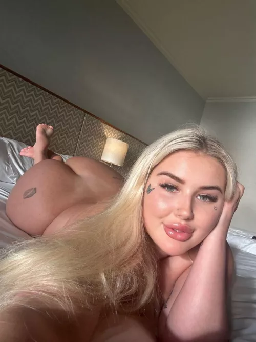 I need you behind me right now😈