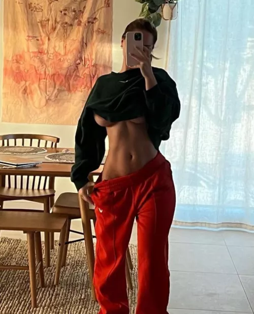 Is it appropriate to dress at Christmas table?