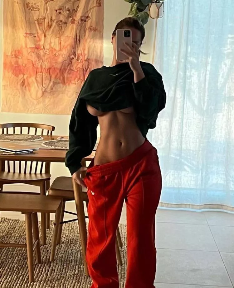 Is it appropriate to dress at Christmas table?