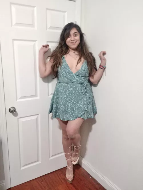 Latina moms are the yummiest. Want to see her pussy? 🤤