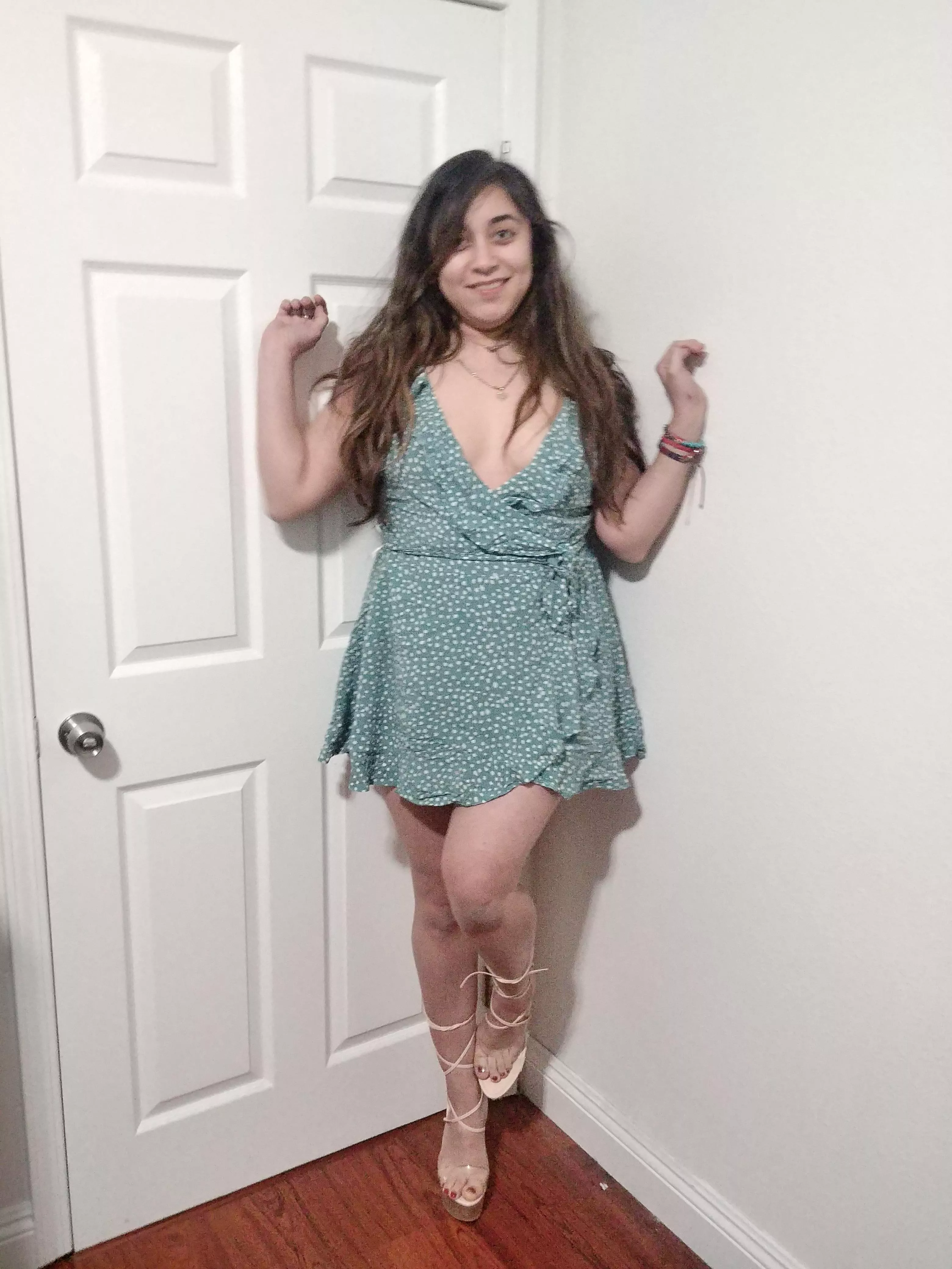 Latina moms are the yummiest. Want to see her pussy? 🤤