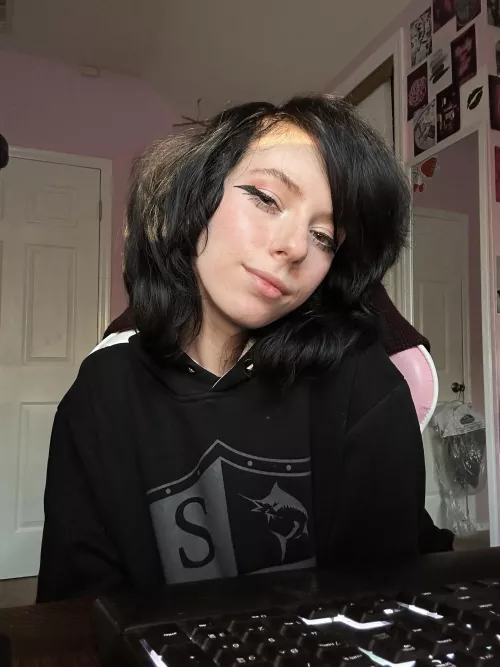 Merry Christmas r/femboy ♥️💚 what cool stuff did y’all get?