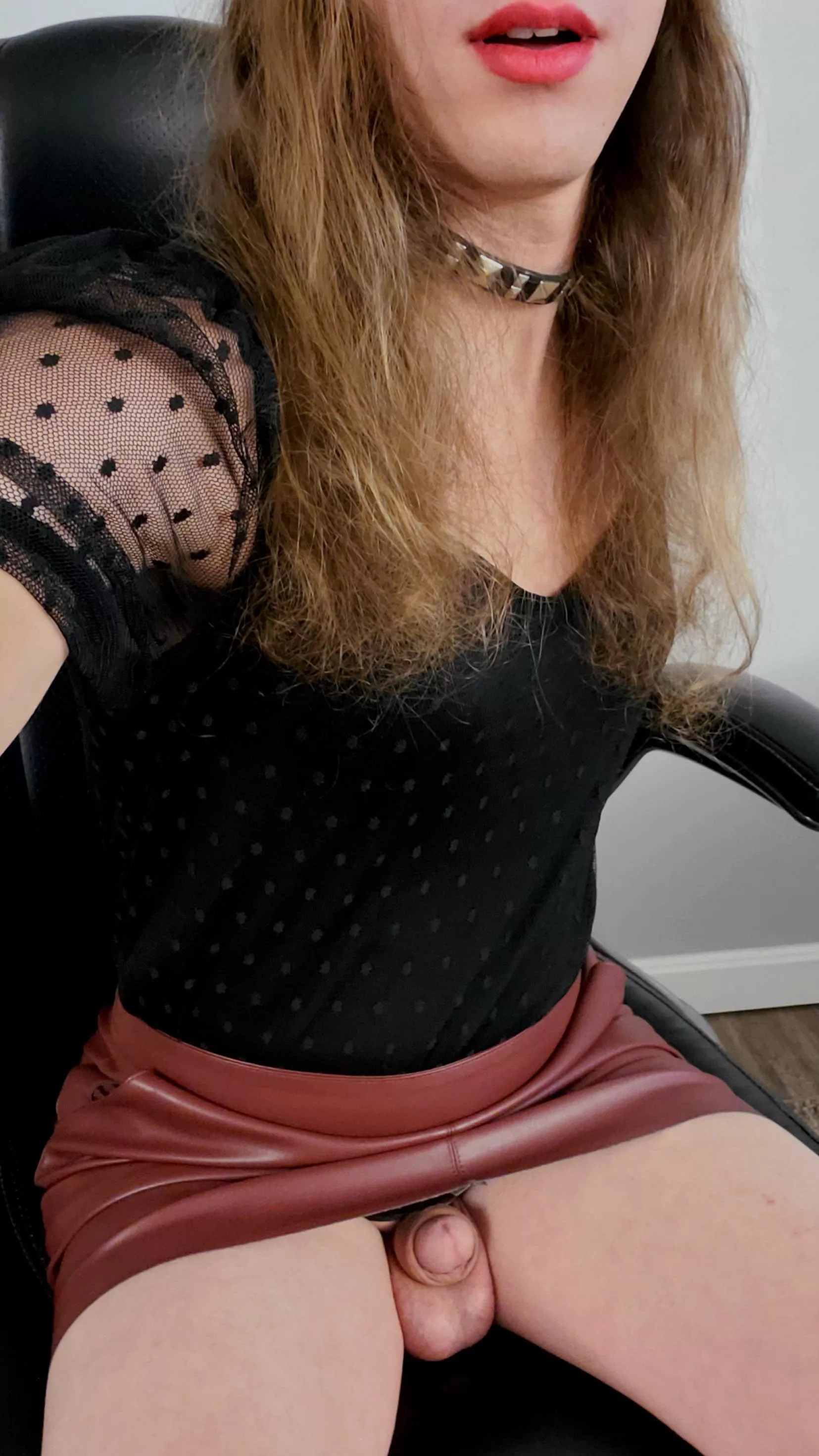 naughty gurls don't wear panties! 😏