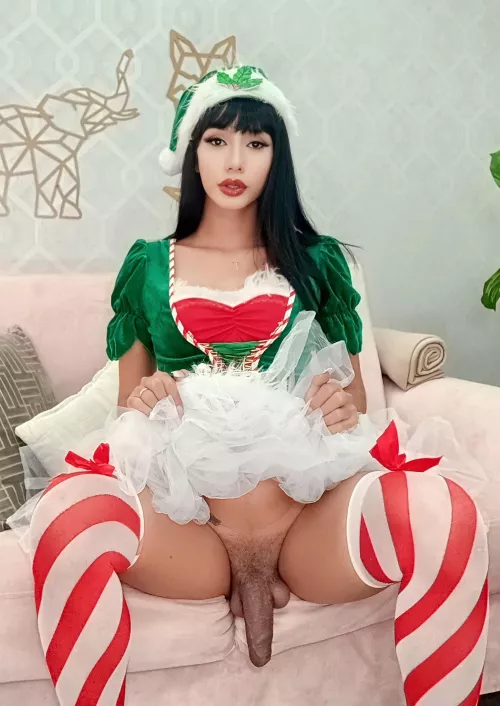 Suck on her candy cane 😏