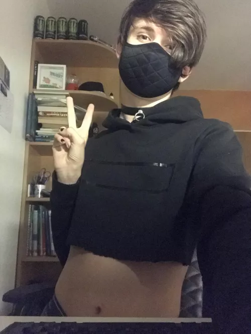 Villain femboy just made his first crop top :3
