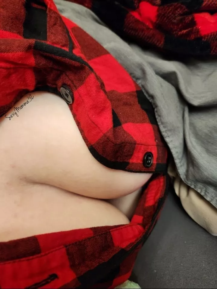 Wanna cozy up with Mrs. Claus after a long Christmas Day? 🎄