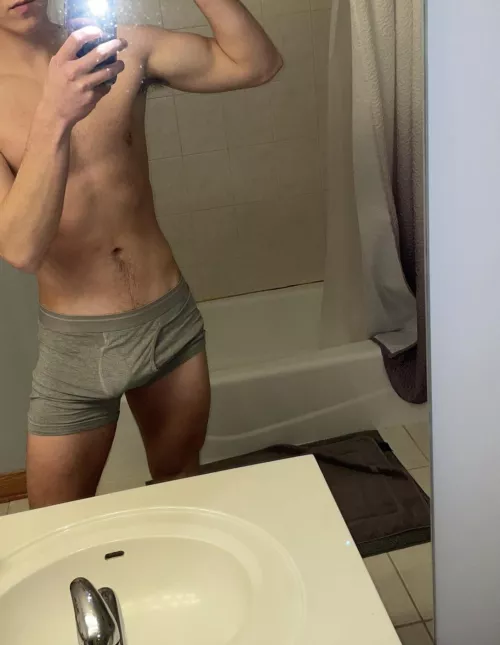 19 m IL vers fit college athlete home on break, hmu @Gavinsully22