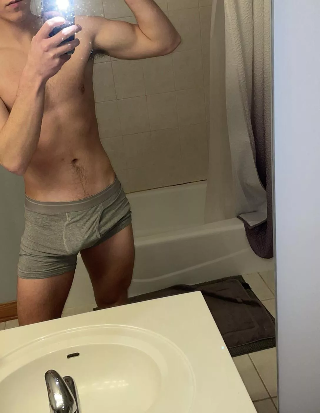 19 m IL vers fit college athlete home on break, hmu @Gavinsully22