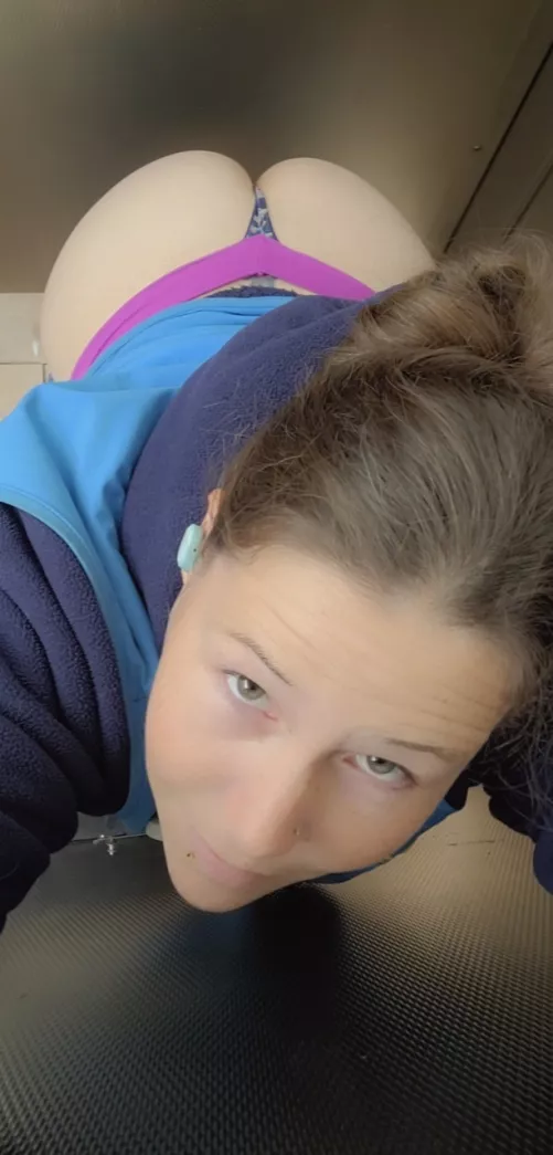 1st pic at work today.....Im so (f)ucking ready to get off.....in more than 1 way😏