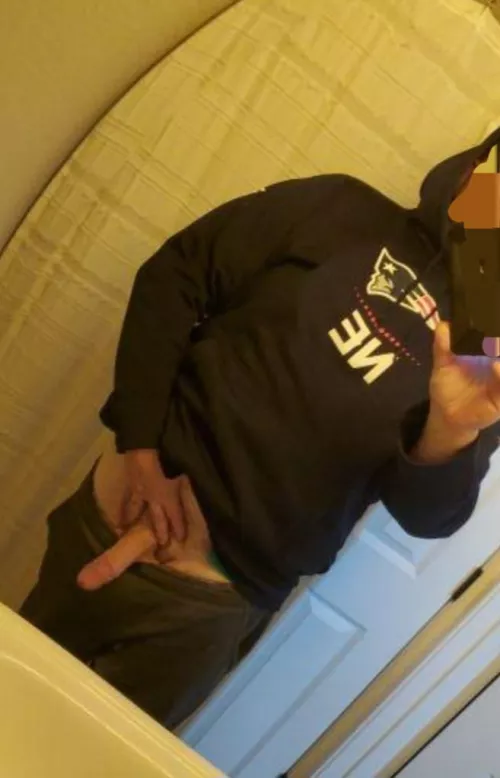 [43] Thick cock for some big areolas 🤤