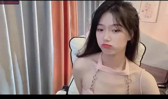 any idea who this cam girl is?