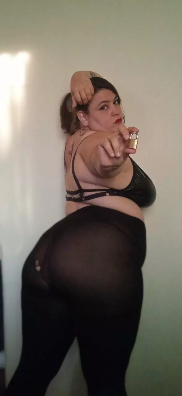 [domme] Hi beta! Do you want mommy to lock you in? 🔐⛓️