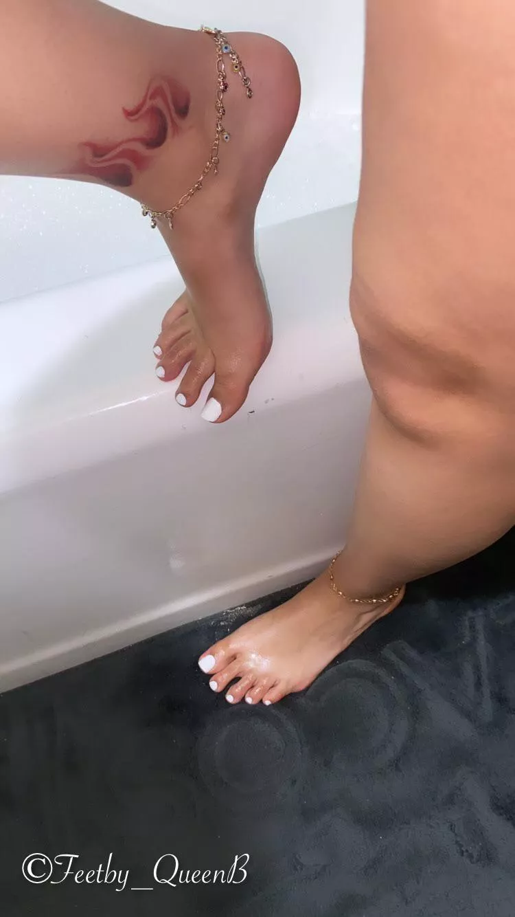 Fresh out the showers I need my toes sucked 🥵👣🥰💦