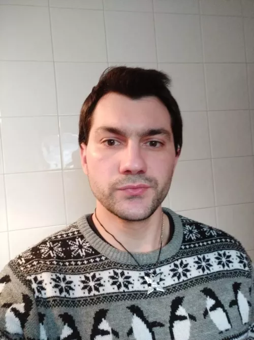 I think this sweater is going to be my official outfit for all the Christmas meals that are left 🤣