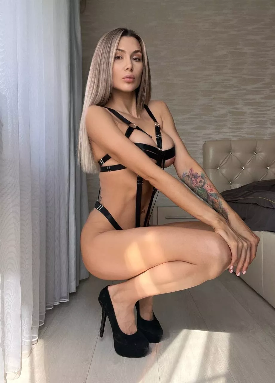 My body looks so sexy when I wear bondage and high heels [F]