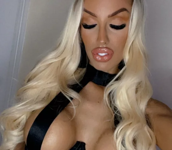 Perfect Fuckdoll material